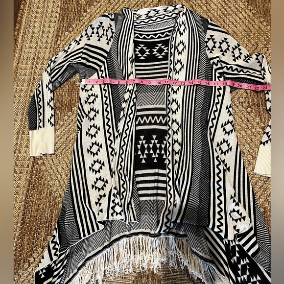 Women’s Geometric Pattern Lightweight Sweater - Size M - Picture 3 of 4